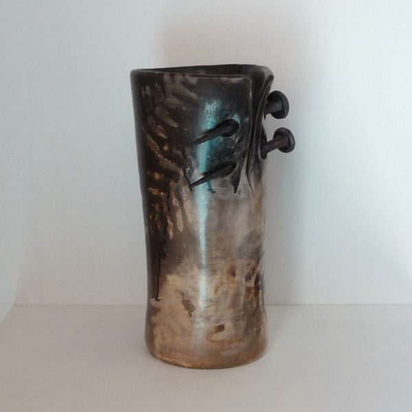 Vase "percé" avec des clous en fer forgé - vendu
