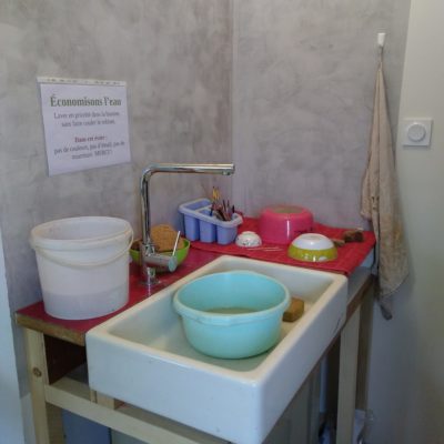 Le coin vaisselle, avec un décanteur sous l'évier pour récupérer les boues d'argile